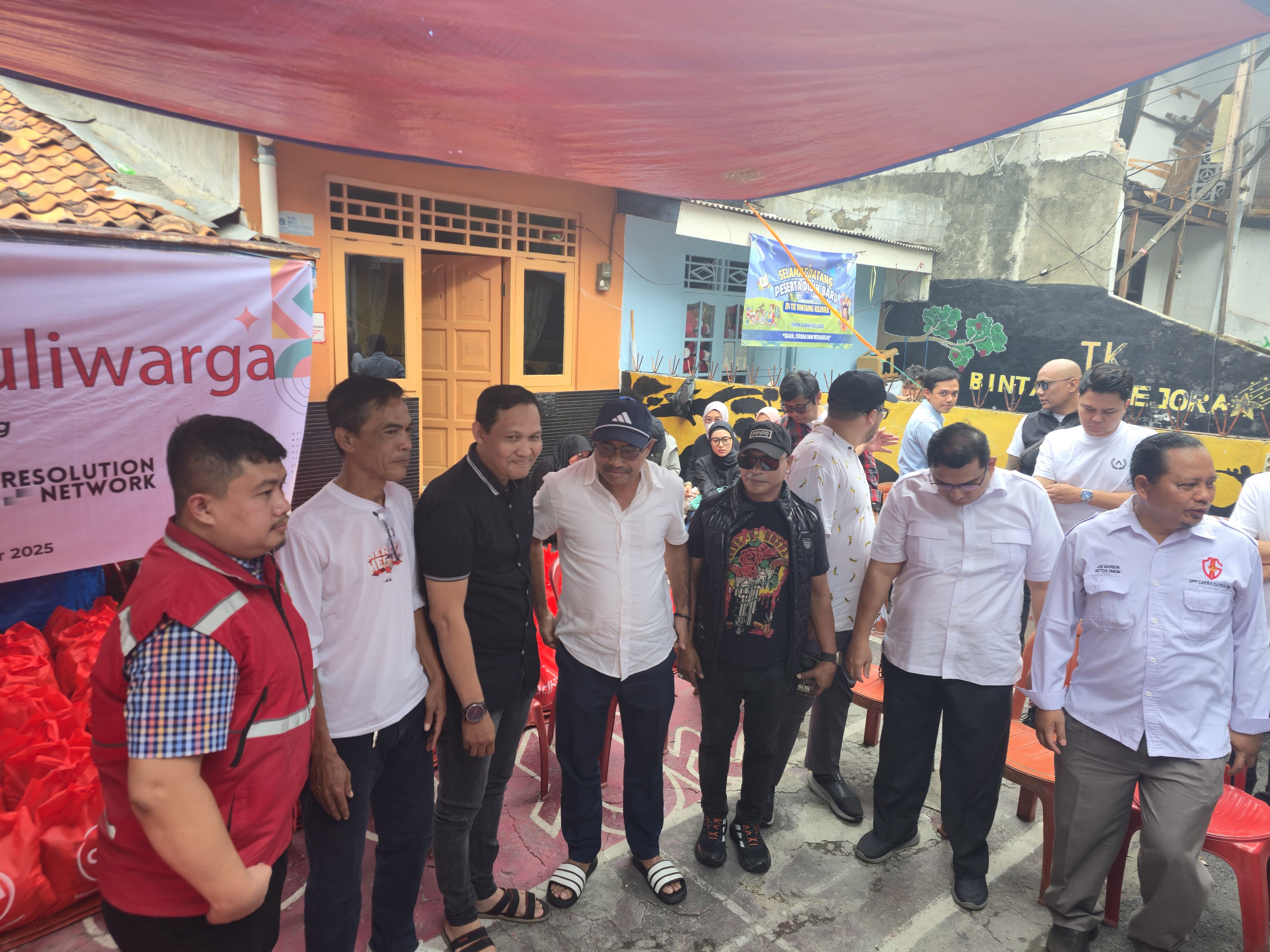 lokasi titik ke 2 di Mampang membagikan bantuan sembako.