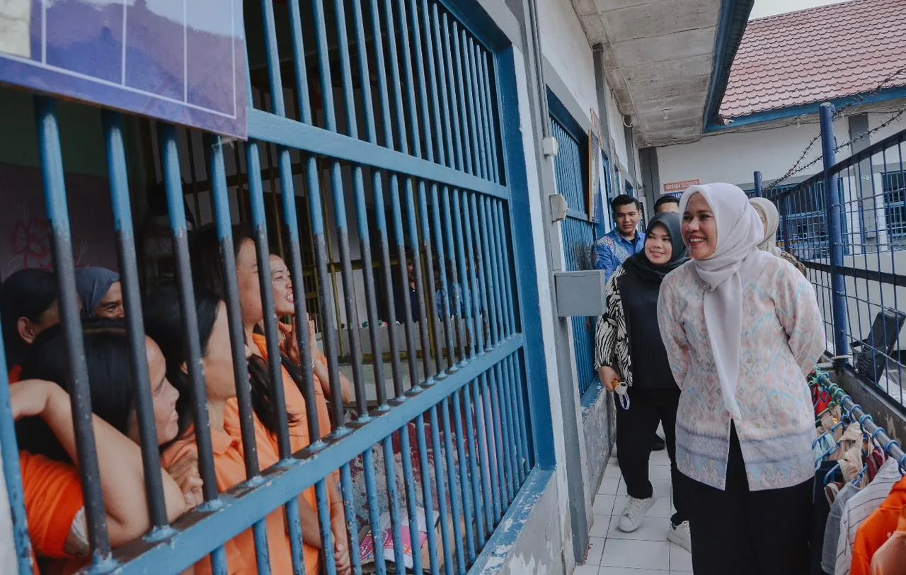 Anggota Komisi XIII DPR RI Hj. Kartika Sandra Desi Tinjau Lapas Perempuan Palembang, Serahkan Bantuan dan Dorong Pemberdayaan Warga Binaan