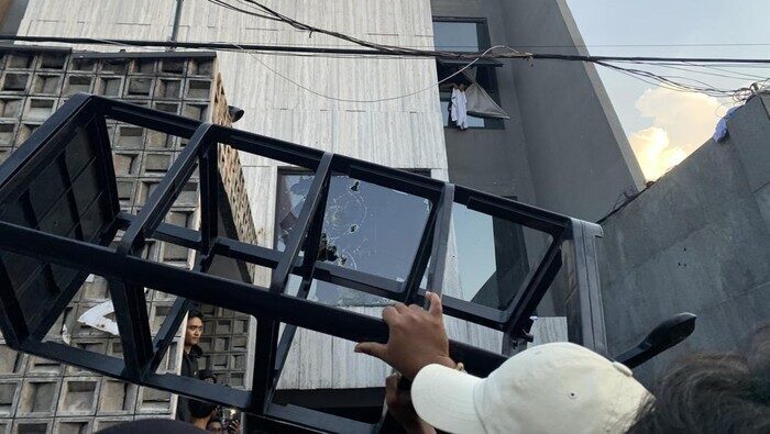 Rumah Ahmad Sahroni yang Dijarah Dibongkar Total