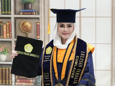 Novita Wijayanti Selesaikan Studi Doktor dengan Prestasi Tertinggi