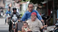30 Tahun Narik Becak, Lansia 65 Tahun Gembira Dapat Becak Listrik dari Prabowo