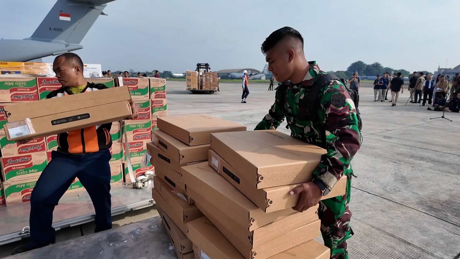 A400 and Three Hercules Aircraft Deliver Hundreds of Tents, Rubber Boats, Generators, and Communication Equipment to Disaster-Hit Areas in Sumatra