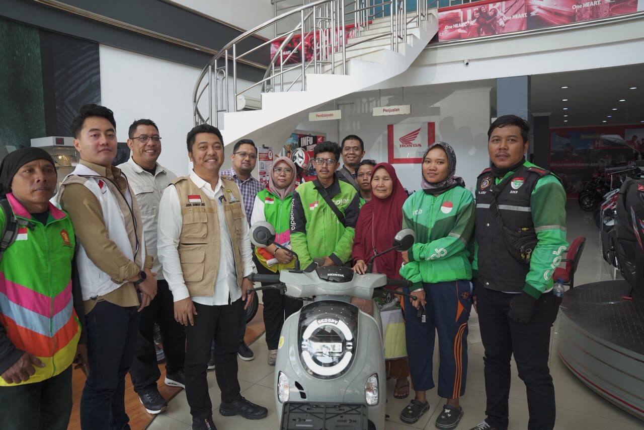 Kisah Haru Driver Ojol Tunarungu di Medan, Motor Hilang Usai Kecelakaan Diganti Anggota DPR RI Ade Jona Prasetyo