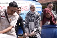 Hadapi Krisis Air Bersih, Putih Sari Turun Langsung Bantu Warga Kabupaten Bekasi