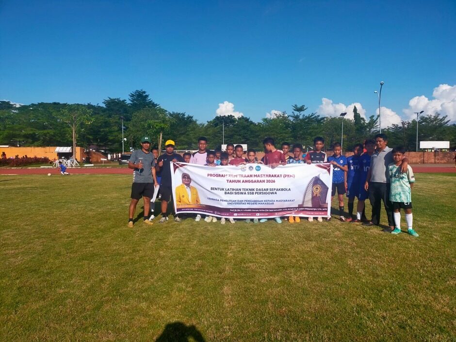 Tingkatkan Keterampilan Pemain Usia Dini, UNM Gelar Pengabdian “Bentuk Latihan Teknik Dasar Sepakbola bagi Siswa SSB Persigowa
